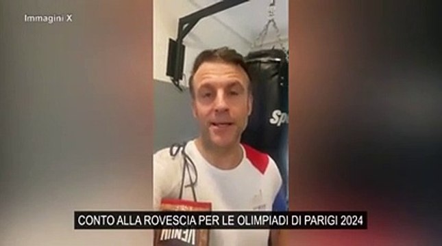 Macron in tenuta da boxe fa il conto alla rovescia alle Olimpiadi di Parigi 2024