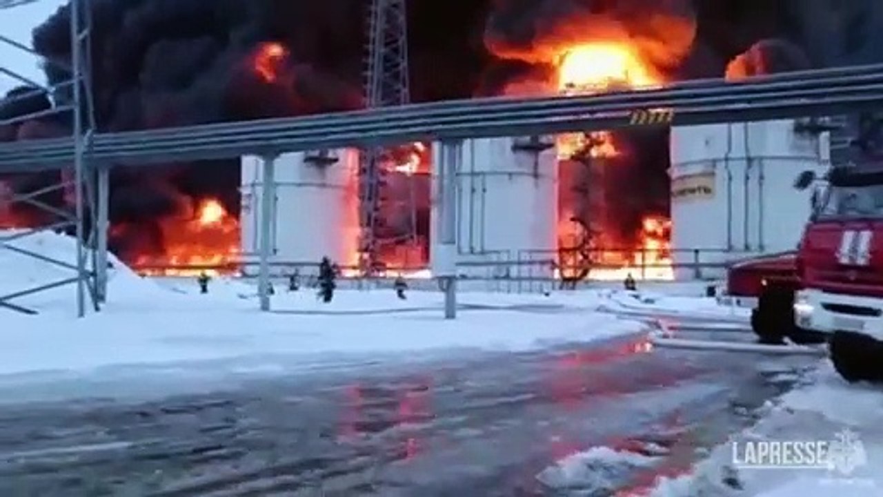 Drone ucraino colpisce deposito di petrolio a Klintsy, in Russia