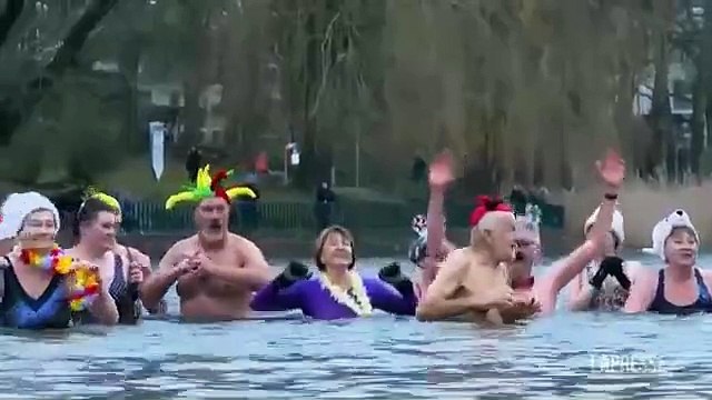 Berlino, tuffo nel lago ghiacciato per festeggiare il Capodanno