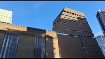 Uomo precipita nel vuoto alla Tate Modern di Londra