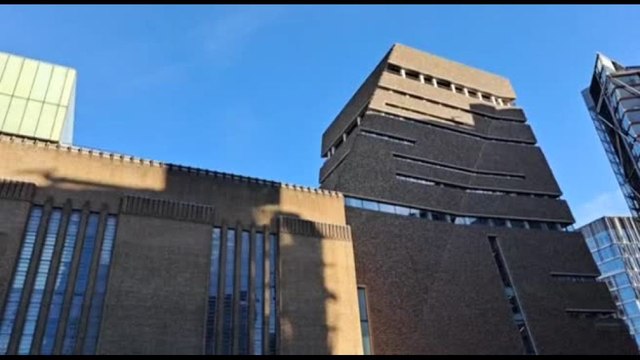 Uomo precipita nel vuoto alla Tate Modern di Londra