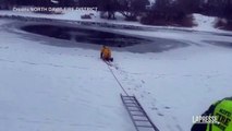 Usa, il pompiere salva il cane dal laghetto ghiacciato