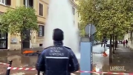 Roma, esplode conduttura in zona San Giovanni: fontana d'acqua in strada