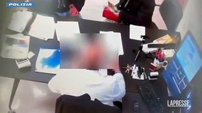 La telecamera nascosta becca il medico che intasca bustarelle per far saltare le liste d’attesa: è ai domiciliari