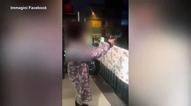 Sul balcone a Capodanno, il video dell’anziana che spara 5 colpi con la pistola