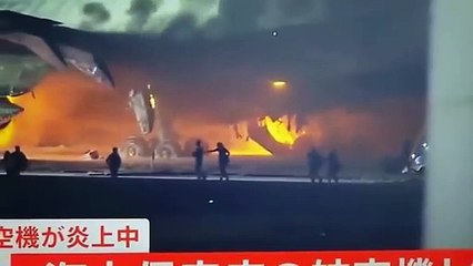 I passeggeri fuggono dall’aereo della Japan Airlines in fiamme: il video