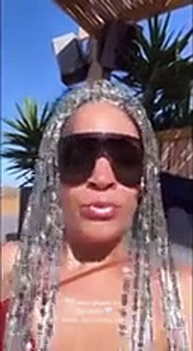 Elodie senza voce dall'Egitto dopo le critiche per il concerto annullato a Teramo: «Piano piano mi riprendo»