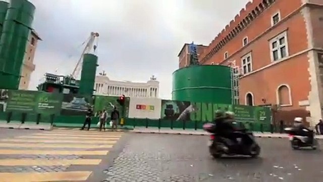 Roma, silos a piazza Venezia: alti 14 metri, resteranno 4 anni nel cantiere