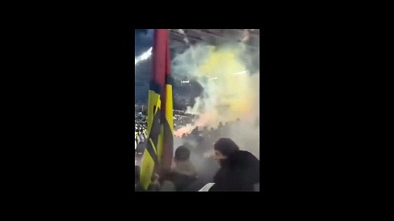 Derby Lazio-Roma, pioggia di fumogeni tra tifoserie: un petardo esplode tra la folla