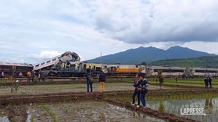 Descargar video: Indonesia, scontro tra treni a Giava: almeno tre morti