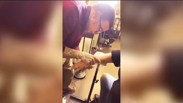 Mara Venier, primo tatuaggio a 73 anni con il nipote Giulio: «'Na pazza, ragazzi...nonna pazza»