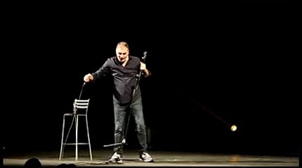 Filippo Giardina cinico e dissacrante: urla da stadio per la sua stand up comedy al Teatro Brancaccio