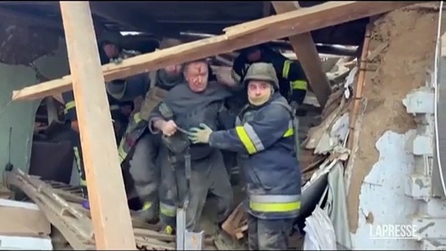 Ucraina, raid russo a Zmiiv: uomo estratto vivo dalle macerie