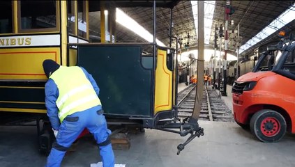 Milano, il trasporto del tram Carrelli al Museo della Scienza