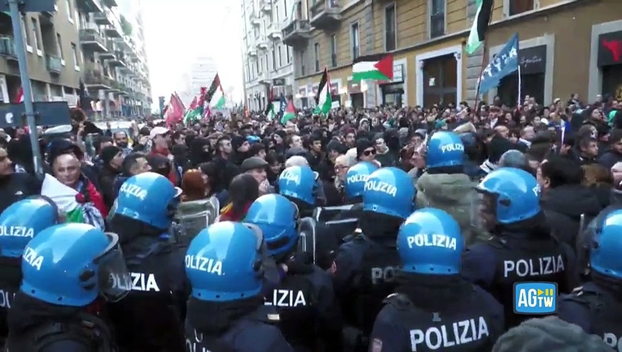 Milano, alla finestra con il cartello «Free Gaza from Hamas»: insulti dal corteo pro-Palestina