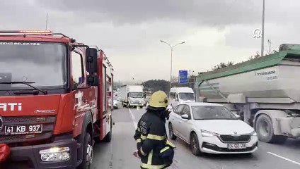Freni arızalanınca geri kayan tır araçlara çarparak durdu