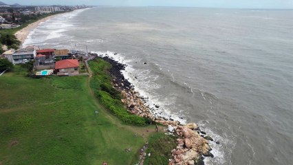 Costão de pedras brancas e negras em Barra Velha