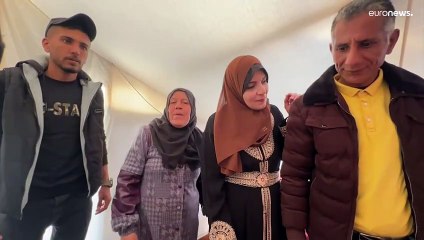 شاهد: بوجوه باسمة وقلب يحترق..فلسطينيون يحيون حفل زواج يكسر الوجع الفلسطيني في غزة