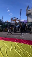 La bandera de España de 30 metros y 35 kilos de Veganzones en la tractorada de Valladolid
