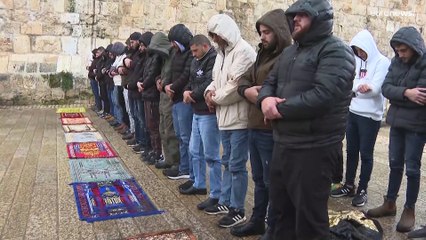 شاهد: القوات الإسرائيلية تمنع الفلسطينيين من أداء صلاة الجمعة في المسجد الأقصى