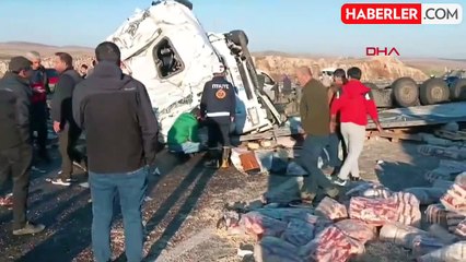 Hilvan'da temizlik malzemesi yüklü TIR devrildi