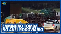 Caminhão tomba em acidente no Anel Rodoviário