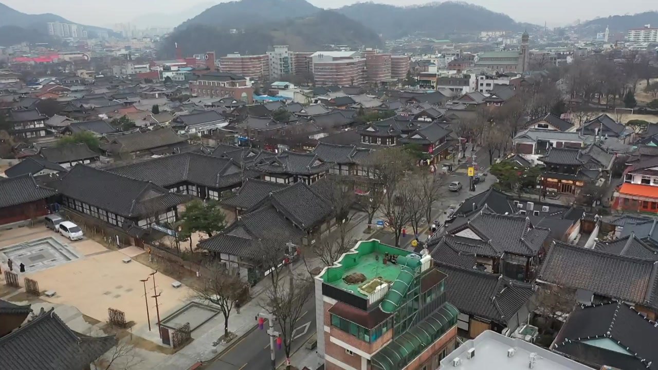 '온화한 주말' 한옥마을 나들이...전국 곳곳 겨울비 / YTN
