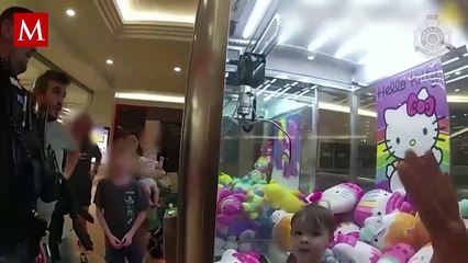 Rescate increíble de niño de 3 años liberado de máquina de peluches en Australia