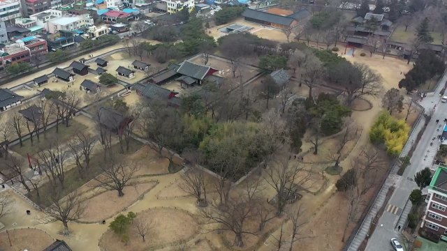 [날씨] 포근한 주말, 한옥마을 나들이객 '북적'...전국 곳곳 겨울비 / YTN