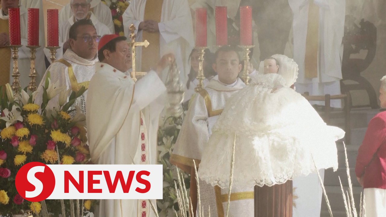 Mexicans bless Baby Jesus statues during traditional celebration