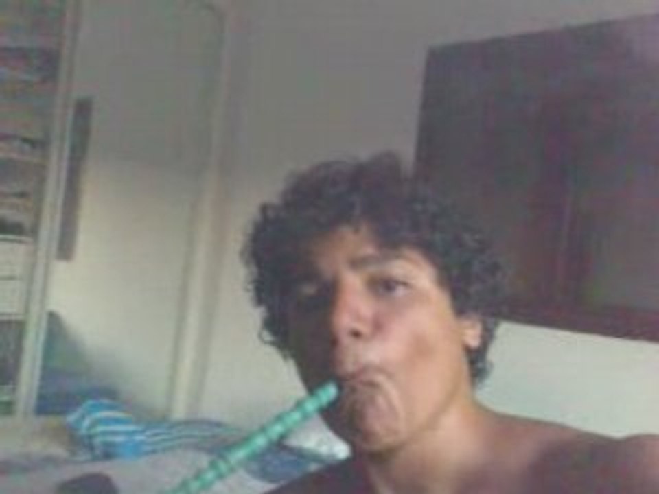 un mec qui dance en calson et qui fume une chicha