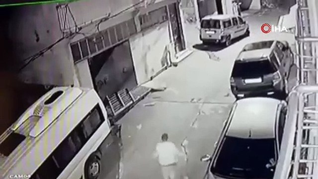 Sokaktaki otomobillere zarar verdi