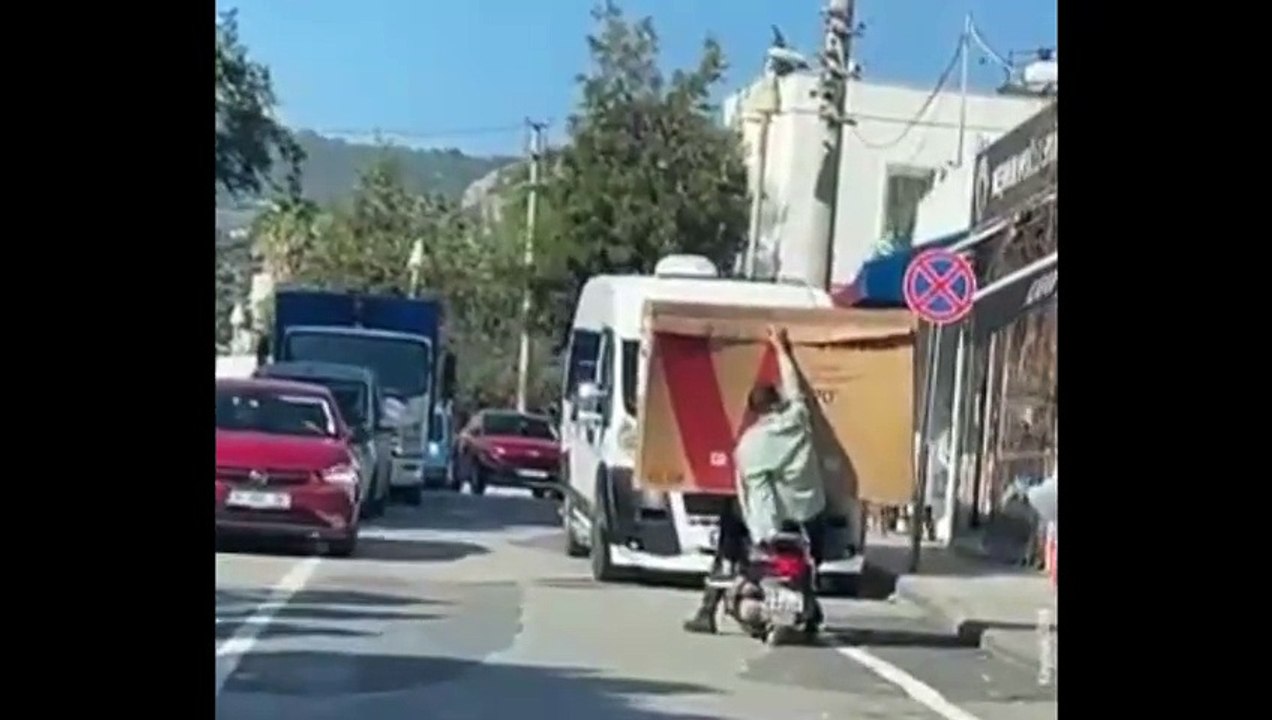 Trafikte tehlikeli anlar: Dev ekran televizyonu motosikletle taşıdılar