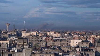 تصاعد أعمدة من الدخان بعد قصف إسرائيلي على خان يونس