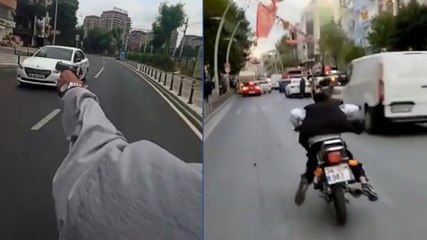 Descargar video: Motosikletli maganda trafikte ateş açtı, araçlara silah doğrulttu