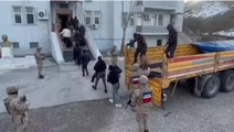 Bitlis'te durdurulan TIR’ın dorsesinde 58 kaçak göçmen yakalandı