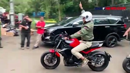 Naiki Moge Berwarna Hitam-Merah, Ganjar Pranowo Tiba di Konser Salam Metal Ganjar-Mahfud