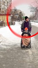 Ce serveur est pris de compassion pour une famille et décide de réaliser un geste précieux