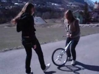 cloé é le monocycle