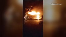Ônibus fica destruído após bater em poste e pegar fogo no Barreiro, em BH
