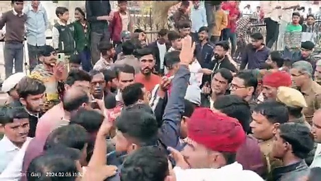 विद्यार्थियों व ग्रामीणों ने विद्यालय के द्वार पर जड़ा ताला