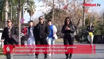 Yurdun dört bir yanından kar manzaraları gelirken Antalya'daki vatandaşlar sahillere akın etti