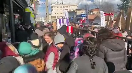Mağaza açılışında izdiham