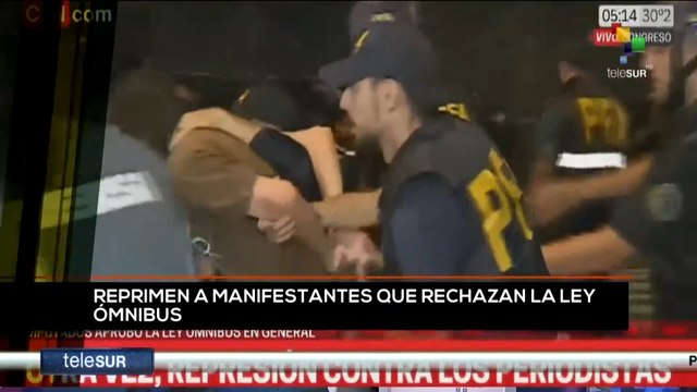 teleSUR Noticias 11:30 03-02: Reprimen a manifestantes que rechazan Ley Ómnibus