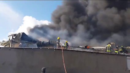 حريق مستوع بلاستيك داخل المدينة الصناعية في سحاب