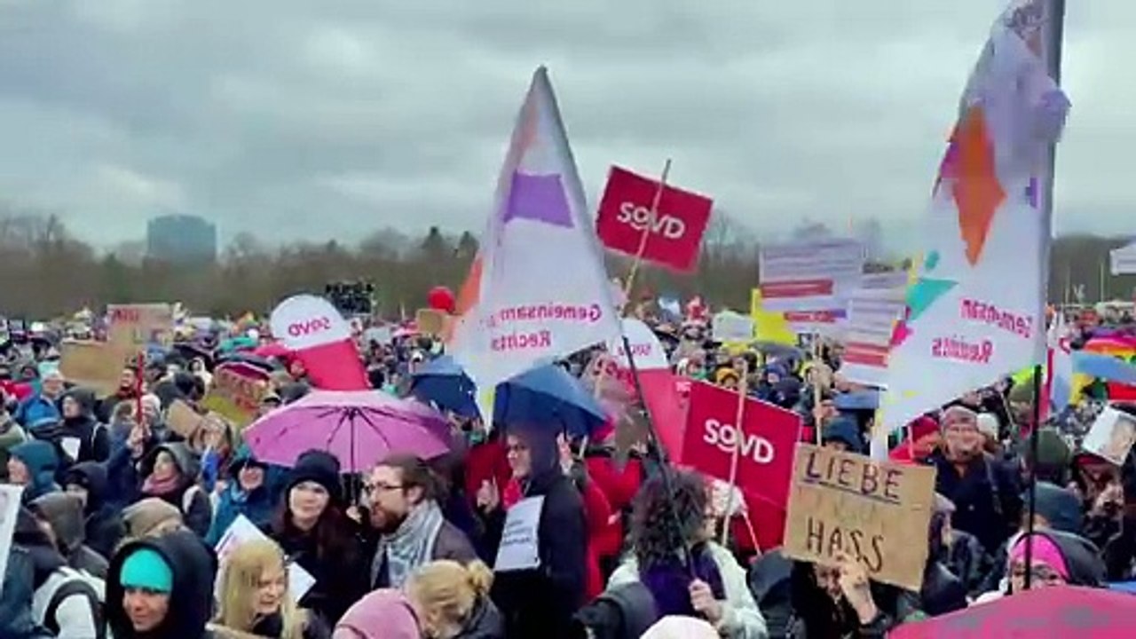 Berlin zeigt Flagge gegen rechts: „Wir sind stärker als die“