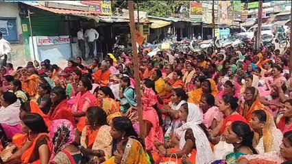 प्रदर्शन- काम बंद कर रसोईयों ने दिया धरना, सौंपा ज्ञापन