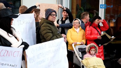 Protest rodziców i opiekunów osób z niepełnosprawnościami w Koszalinie