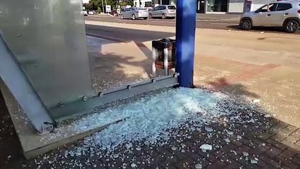 Vidraça de ponto de ônibus estoura no Centro