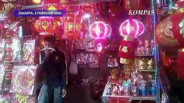 Jelang Imlek, Warga Padati Pecinan Glodok Berburu Pernak-pernik